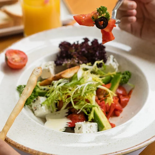 Οι κανόνες για το μεσημεριανό που δεν παχαίνει (οι τροφές, οι σος σαλάτας και τι θα φας έξω)