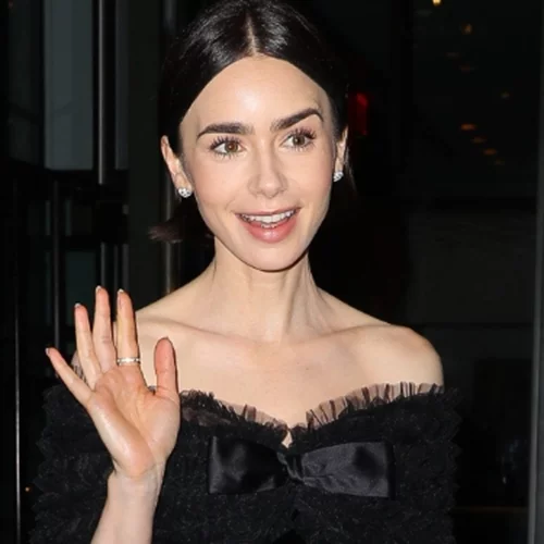 Lily Collins: H αγαπημένη της τεχνική για ενυδατωμένη & λαμπερή επιδερμίδα