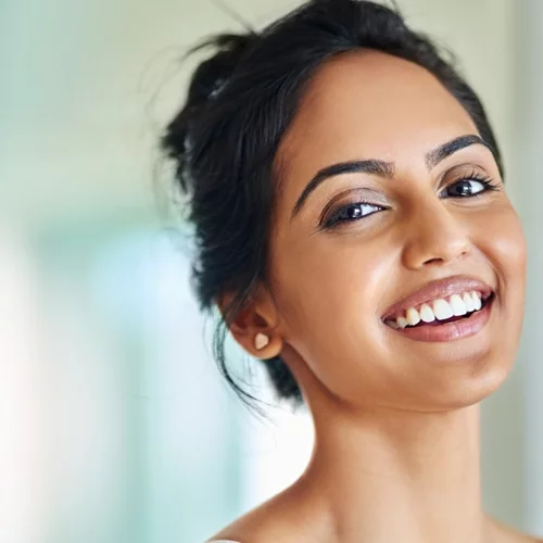 Το μικρό τρικ για πιο λευκό χαμόγελο στο λεπτό