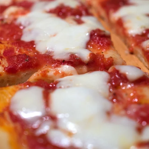 Πανεύκολη πίτσα της τεμπέλας: Το σπιτικό ζυμάρι που δεν ήξερες ότι μπορείς να φτιάξεις τόσο γρήγορα