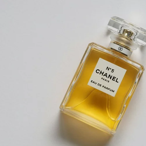 Τα 10 πιο γνωστά vintage αρώματα που λάτρευαν οι μαμάδες μας - η εξέλιξή τους έως σήμερα