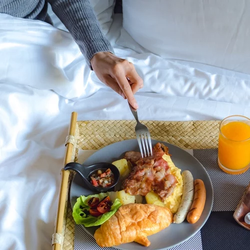 Μην τρως πρωινό αμέσως μόλις ξυπνήσεις - Ειδικός εξηγεί ποιο είναι το ιδανικό χρονικό παράθυρο