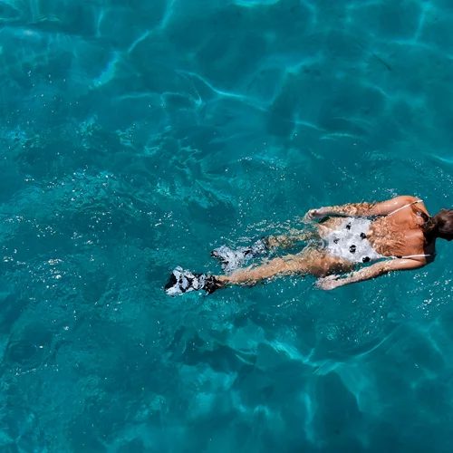 Πρώτα μπάνια: Μπορεί το κολύμπι σε παγωμένη θάλασσα να είναι επικίνδυνο;