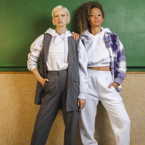 Η PINK WOMAN στη νέα καμπάνια της παραδίδει μαθήματα στυλ