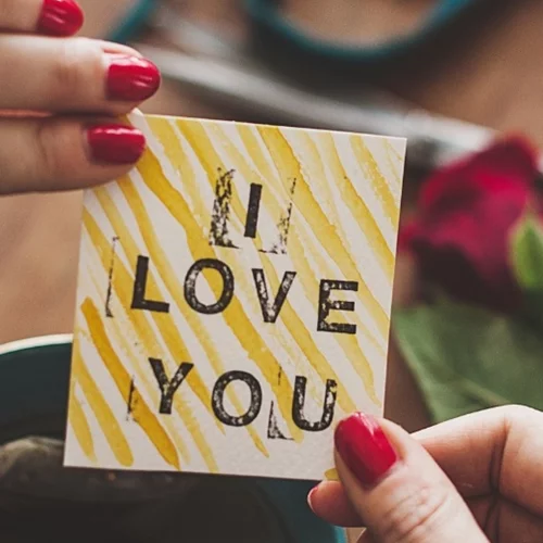 Ημέρα Αγίου Βαλεντίνου: 14 εορταστικά μανικιούρ που όντως θα ερωτευτείς