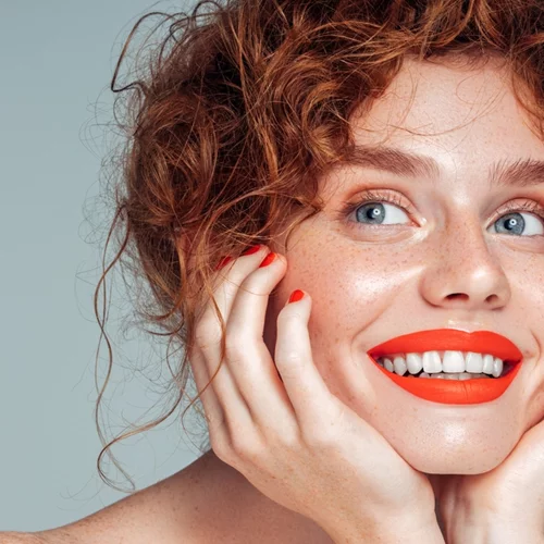 Πώς θα δείχνουν τα δόντια πιο λευκά; Με αυτά τα 3 χρώματα κραγιόν