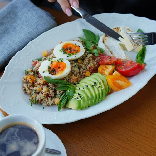 Μετά το πρωινό: Η συνήθεια που μειώνει την όρεξη στις γυναίκες (τώρα, ξέρεις τι να κάνεις)