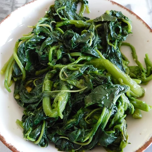 Μαυρίζουν τα χόρτα στο βράσιμο; To hack για να τα διατηρείς καταπράσινα