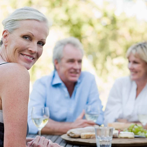 Εμμηνόπαυση: Πώς θα αποκτήσεις λαμπερό δέρμα μετά τα 50