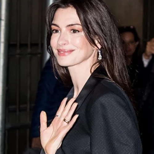 Η Anne Hathaway ξέρει το μυστικό για σύσφιξη του προσώπου και του λαιμού μέσα σε λίγα λεπτά
