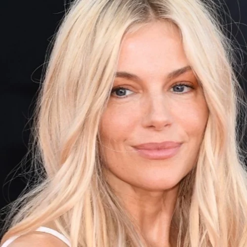 Sienna Miller: Σε αυτό το foundation με υαλουρονικό οξύ ορκίζεται