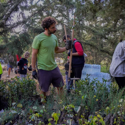 Κοντά στο περιβάλλον: Η Βίκος φύτεψε 1000 δενδρύλλια στην εθελοντική δράση της We4all