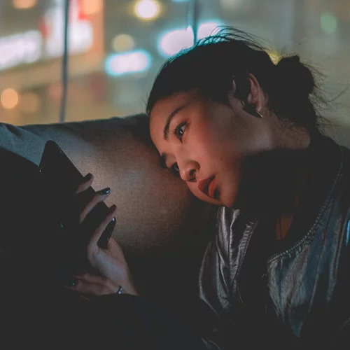 Η νυχτερινή συνήθεια που μπορεί να βλάψει την ψυχική υγεία όσο το αλκοόλ