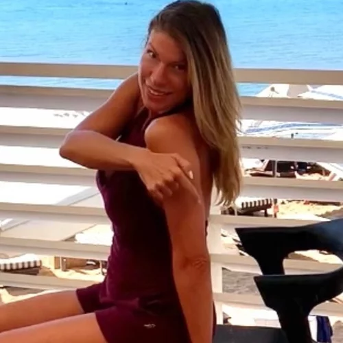 Οι 4 θαυματουργές ασκήσεις τρικεφάλων με μια καρέκλα από την Χριστίνα Μαυρίδου