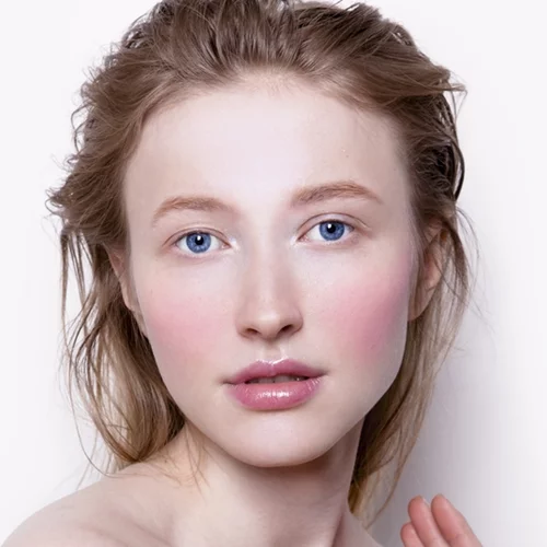 Τα καλύτερα ρουζ σε μορφή stick για εύκολο μακιγιάζ on the go