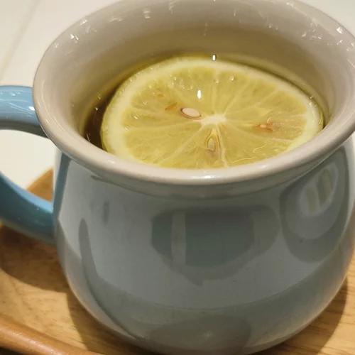 Χλιαρό νερό με λεμόνι: Μπορεί να "αποτοξινώσει" τον οργανισμό; Τι απαντάει η επιστήμη