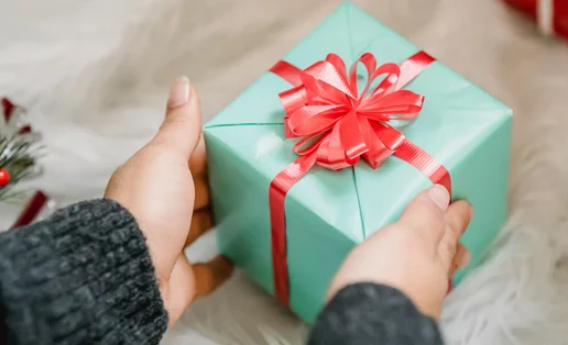 Τα χριστουγεννιάτικα δώρα που θα έκανε μια beauty editor στην καλύτερή της φίλη