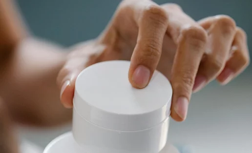 "Σβήνουν" χρόνια από το βλέμμα: 5 κρέμες ματιών με κολλαγόνο για τη ρουτίνα σου