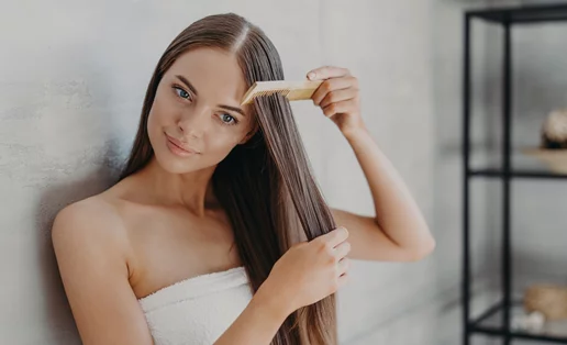 Νερό καρύδας: Τα οφέλη του στα λεπτά μαλλιά χωρίς όγκο