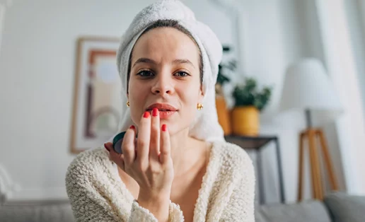 Lip oils ή lip balms - Τι να διαλέξεις και πότε;