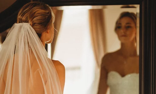 10 μίνιμαλ updos που θα σε αναδείξουν στην πιο κομψή νύφη της δεκαετίας