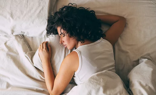 Το μαγικό κόλπο για να κοιμηθείς πιο γρήγορα: Μια κουταλιά και θα σε πάρει ο ύπνος αμέσως