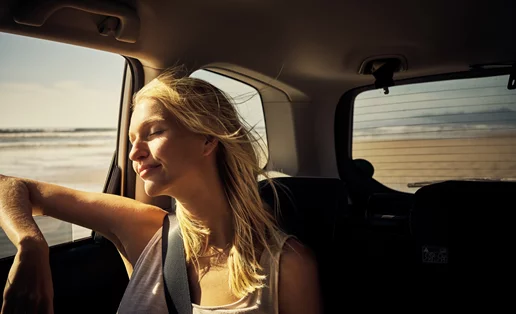 Μπορείς να καείς από τον ήλιο μέσα στο αμάξι ή το σπίτι; Πότε χρειάζεσαι αντηλιακό;