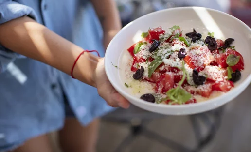 4 τροφές που προστατεύουν από τον καλοκαιρινό ήλιο