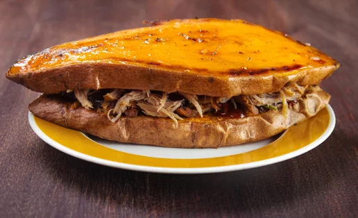 Δοκίμασε το πιο υγιεινό burger που αντί για ψωμί έχει γλυκοπατάτα!