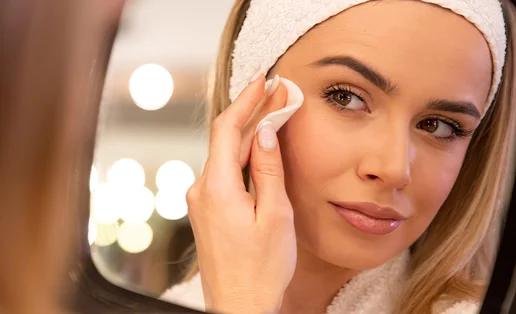 Αφαίρεσε την αδιάβροχη mascara χωρίς τρίψιμο: Το hack που κάνει τη διαφορά