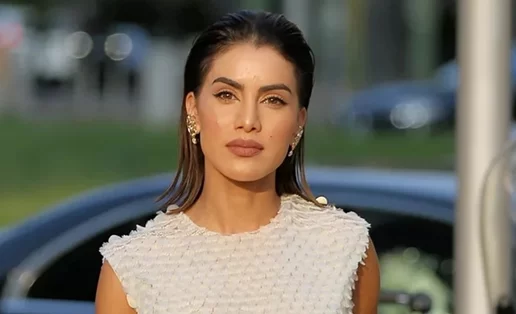 To αστραφτερό χρώμα σκιάς που αναδεικνύει τα καστανά μάτια όσο δεν φαντάζεσαι