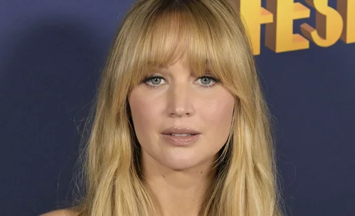 Jennifer Lawrence: Τo αγαπημένo της, πολυτελές foundation έχει μορφή stick - και χαρίζει υπέροχη, λεία όψη στην επιδερμίδα