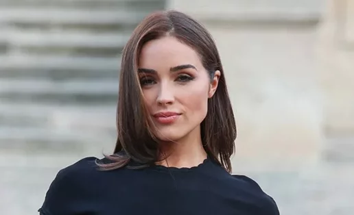 Εφέ λίφτινγκ: 3 μυστικά μακιγιάζ που καμουφλάρουν τη χαλάρωση