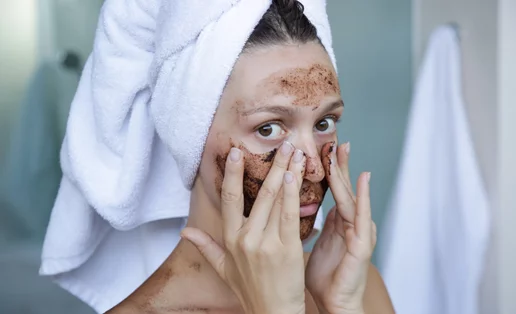 10 αποτελεσματικές σπιτικές θεραπείες για το ξηρό δέρμα