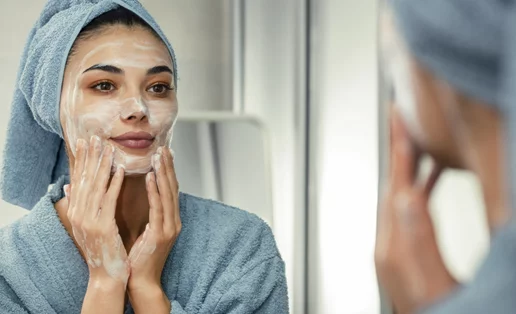 Τελικά, πόσο συχνά πρέπει να πλένουμε το πρόσωπό μας; Οι ειδικοί απαντούν