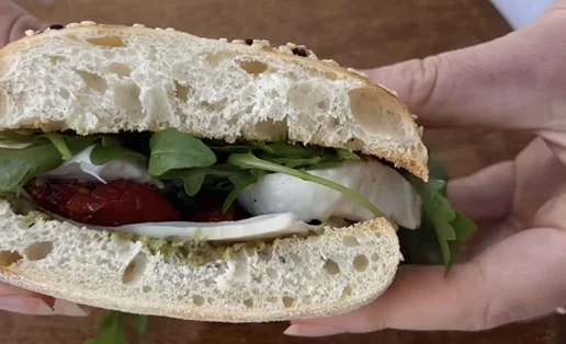 Το σαντουιτσάκι που θα σε κάνει να "γλείφεις τα δάχτυλά σου" – Υγιεινό και γκουρμέ με 6 υλικά
