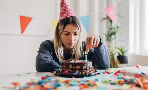 Γιατί η μέρα των γενεθλίων σου σε κάνει να νιώθεις θλίψη; Δες 5 πιθανούς λόγους