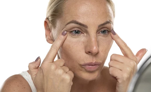 Τα κονσίλερ που δεν τονίζουν ρυτίδες: 7 επιλογές που λατρεύουν οι γυναίκες άνω των 40