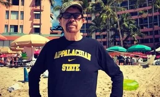 Πέθανε ο εμβληματικός συγγραφέας Τομ Ρόμπινς - Δημιουργός των "Ακόμα και οι Καουμπόισσες Μελαγχολούν" και "Τρυποκάρυδος"