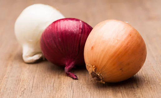 Κίτρινα, κόκκινα και λευκά κρεμμύδια: Σε τι διαφέρουν;