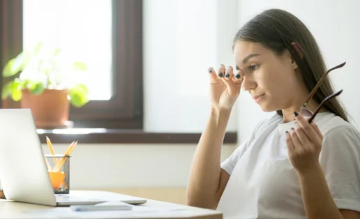 Πονοκέφαλος στην εμμηνόπαυση: Τι τον επιδεινώνει, πώς αντιμετωπίζεται, πότε να επικοινωνήσεις με το γιατρό