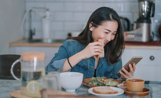 Οι τροφές που μας φτιάχνουν τη διάθεση και διατροφικό πλάνο για να ακολουθήσεις