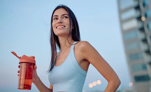 Protein water: Η τάση που υπόσχεται ενυδάτωση και γράμμωση - Τι λένε οι ειδικοί;