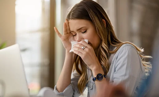 Η παραλλαγή Όμικρον της Covid-19 πιο θανατηφόρα από την εποχική γρίπη