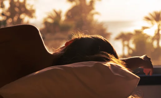 Sleep retreats: Η νέα τάση υπόσχεται να βελτιώσει τον ύπνο σου – Είναι πραγματικά αποτελεσματική;