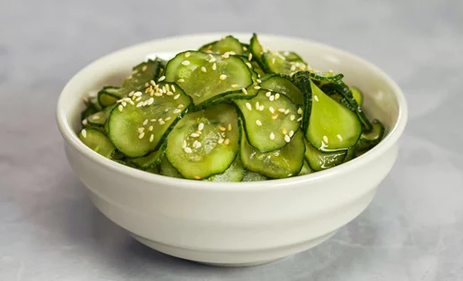 Ένα αγγούρι την ημέρα: Η νέα wellness τάση που κάνει χαμό στο διαδίκτυο - Τι σου προσφέρει πραγματικά;