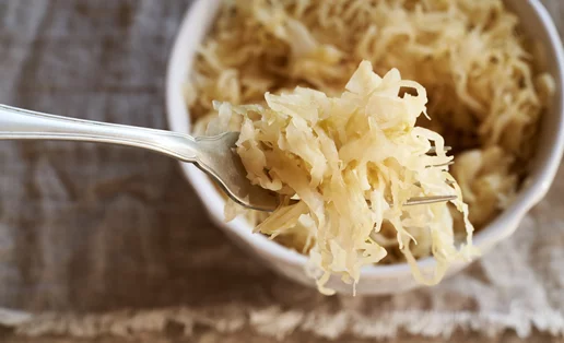 3 λόγοι να βάλεις ξινολάχανο στο πιάτο σου (και 2 να μην το παρακάνεις)