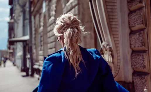 Σου αρέσει να πιάνεις ψηλά τα μαλλιά σου; Ο εύκολος (και stylish) τρόπος για να μην τα ταλαιπωρείς με λαστιχάκια