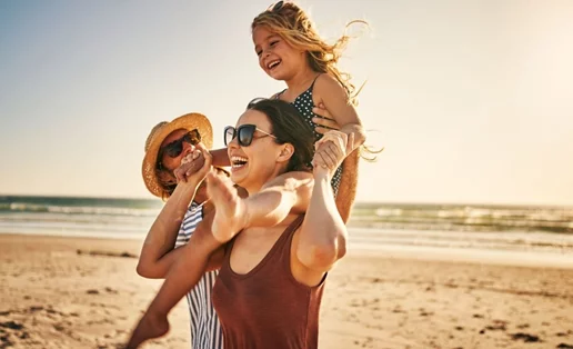 All-in sun care: Τα summer sets που προσφέρουν αντηλιακή προστασία σε όλη την οικογένεια