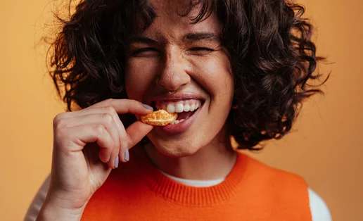 Λιγότερη φλεγμονή, καλύτερα ούλα: Η διατροφή που μειώνει τον κίνδυνο ουλίτιδας